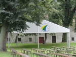 Stavba párty stanu pro hudební festival